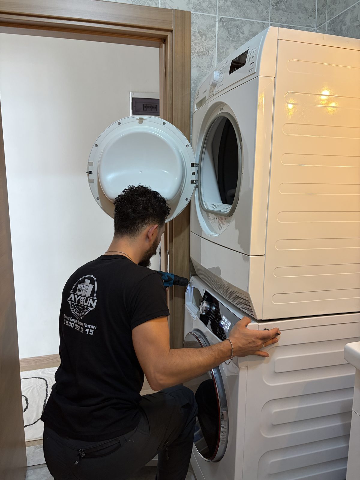 Aygün Teknik Servis teknisyeni Çekmeköy'de çamaşır/kurutma makinesi tamiri yaparken