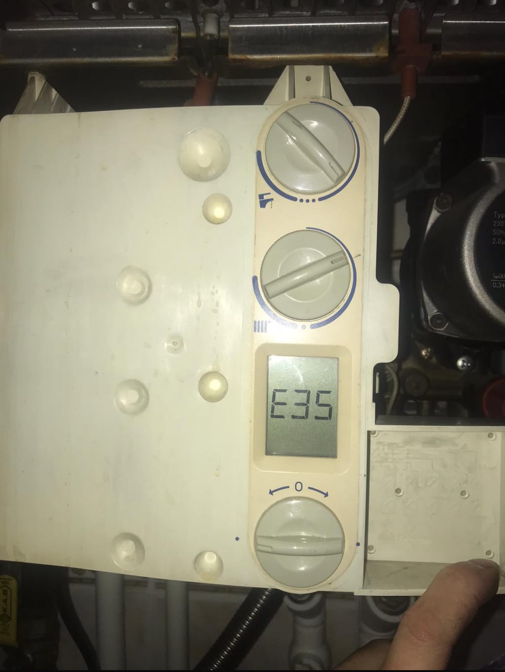 Kapağı açılmış Baymak kombinin ekranında E35 hata kodu