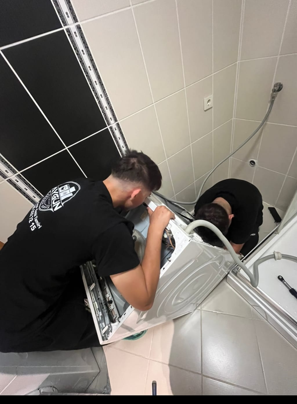 Aygün Teknik Servis teknisyenleri sökülmüş beyaz eşyayı müşterinin evinde onarırken