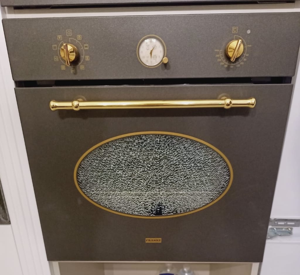Ankastre fırının kapak camı kırılmış halde
