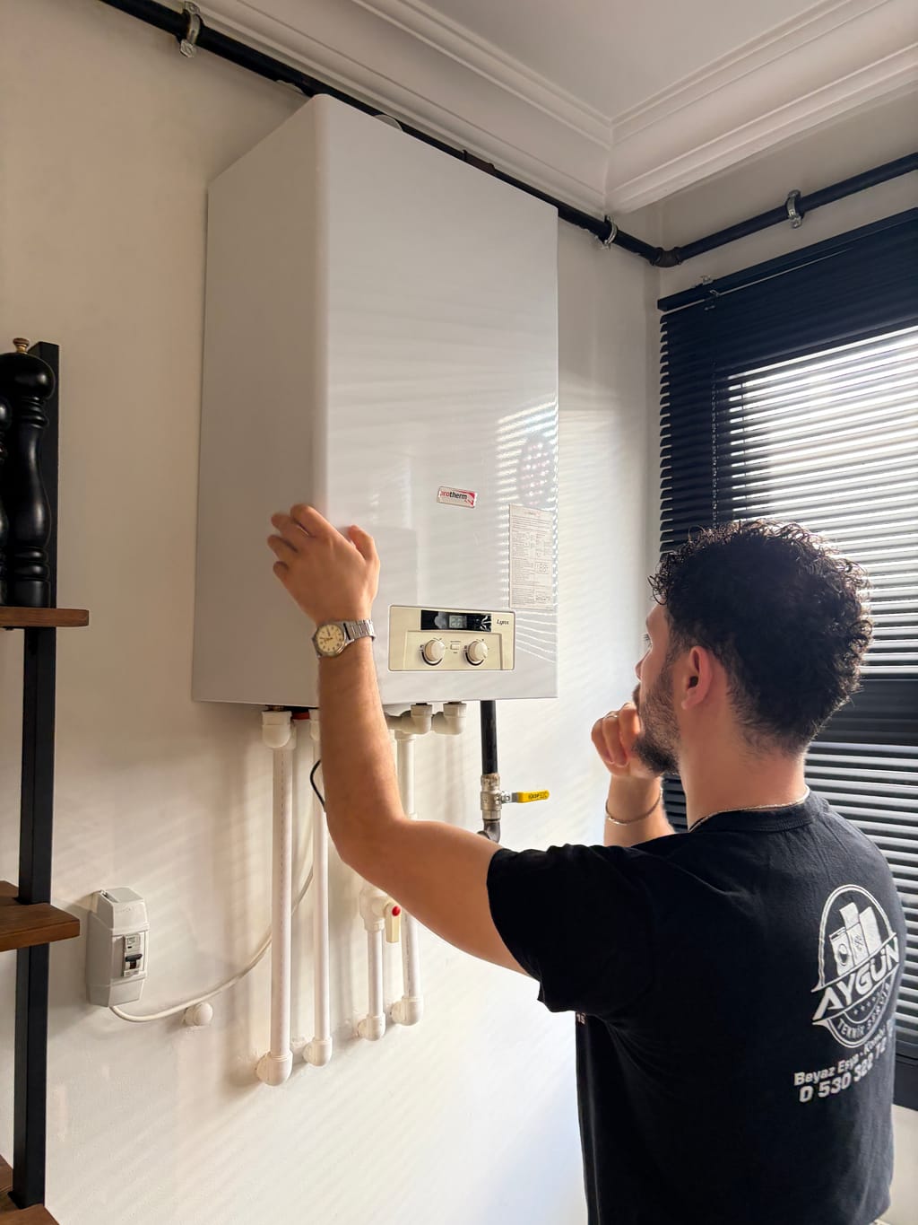 Aygün Teknik Servis teknisyeni kombi arızasını yerinde onarırken