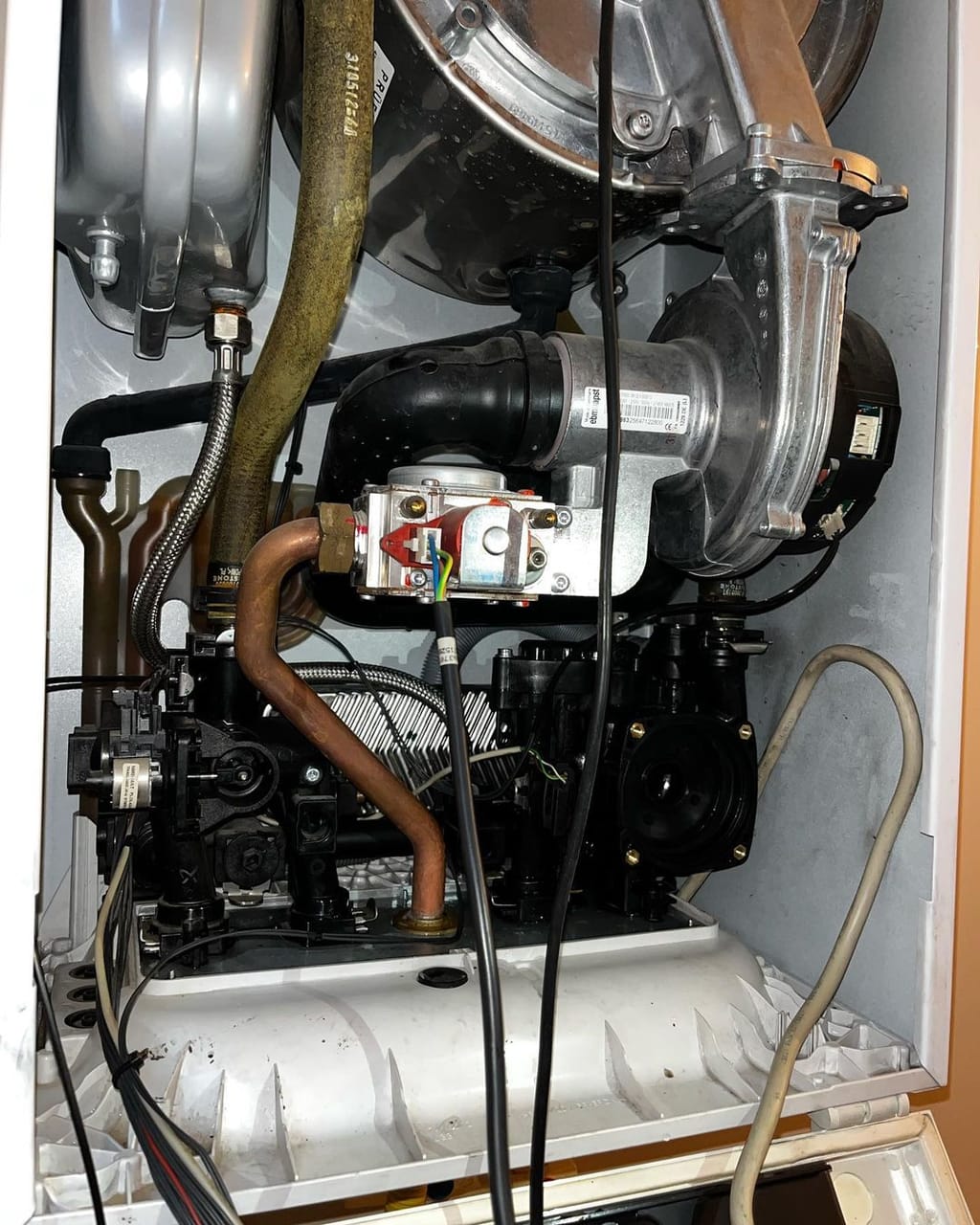 Viessmann Vitodens 100 kombide sağ blok değişimi için açılmış iç aksam