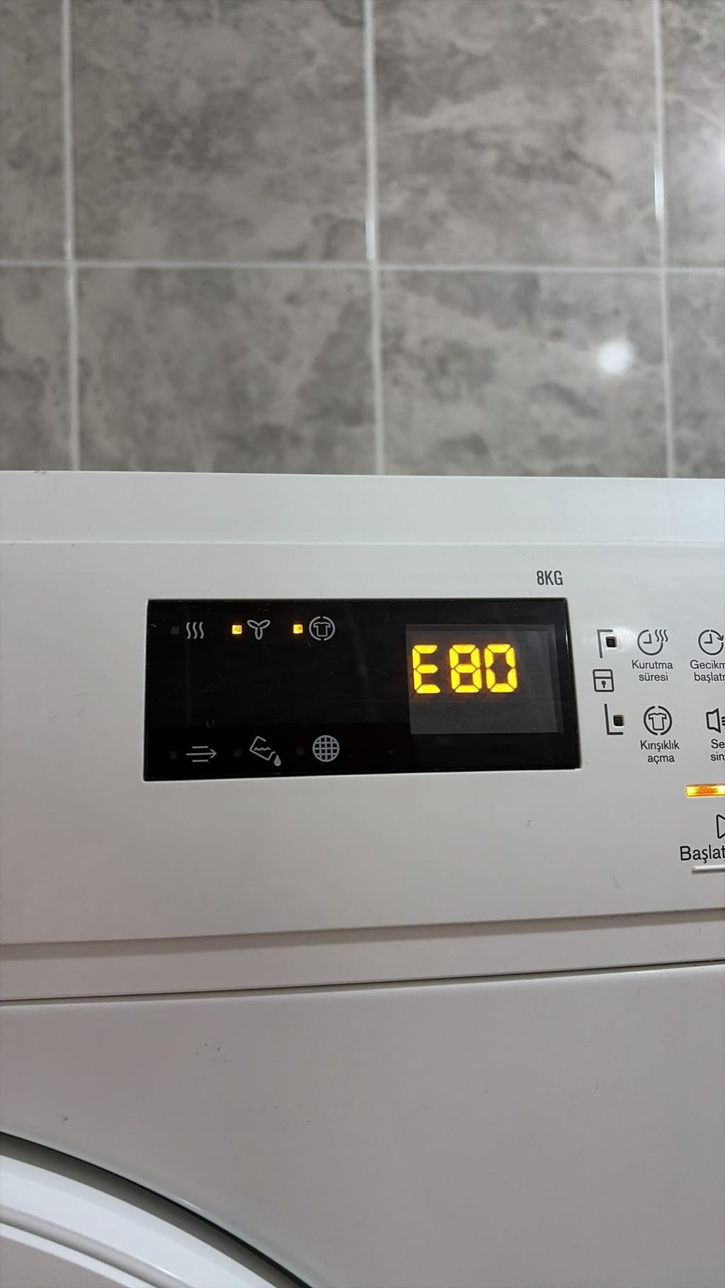 Kurutma makinesi ekranında yanan E80 hata kodu