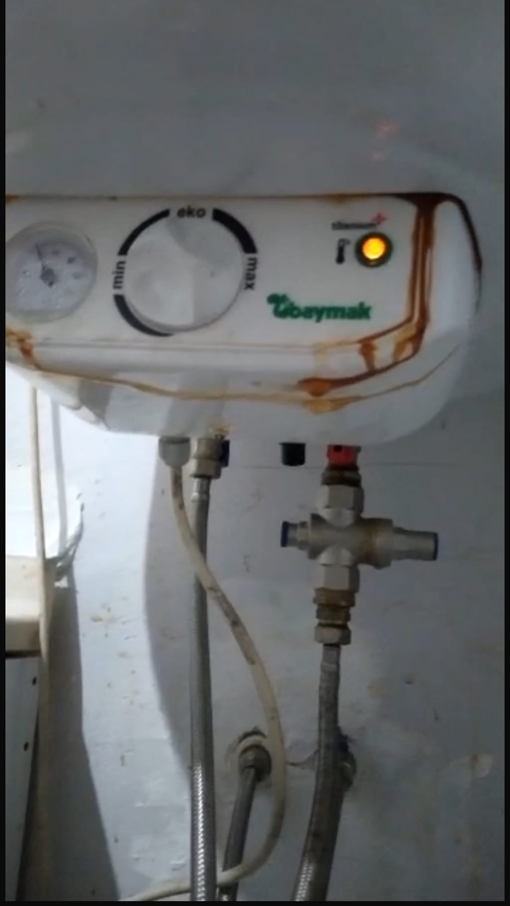 Dış yüzeyinde ve bağlantılarında pas oluşmuş termosifon